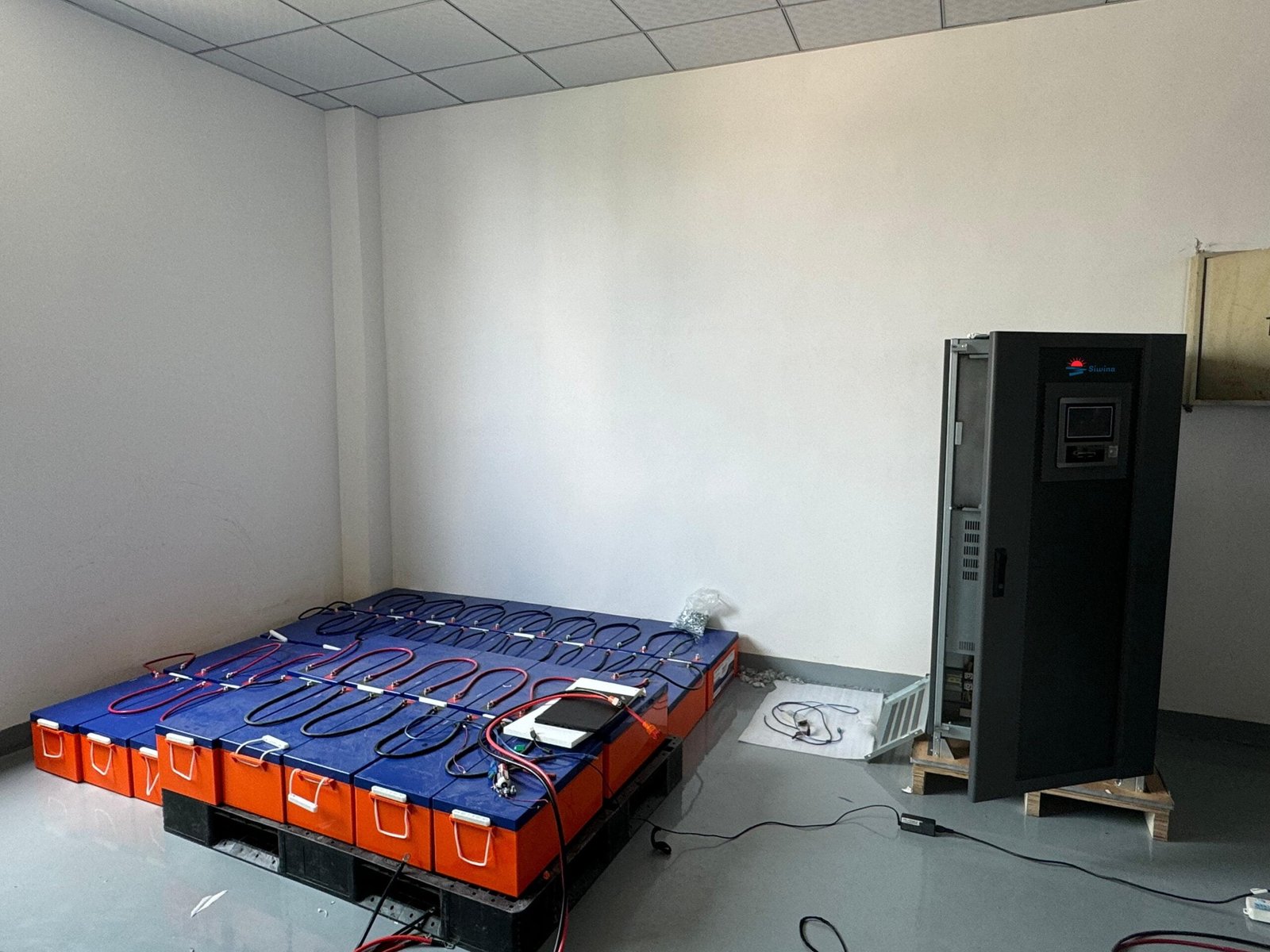 three phase 220vac 380vac 60kw 80kw 100kw200kw pure sine wave off grid solar inverter